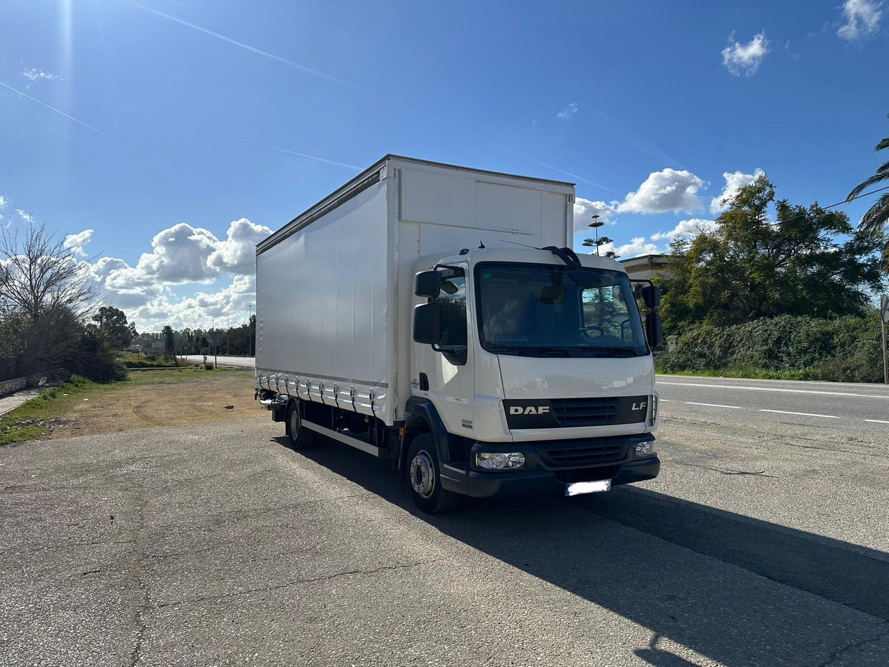 DAF LF 45.250 - Curtainsider truck: picture 2 DAF LF 45.250 - Curtainsider truck: picture 2