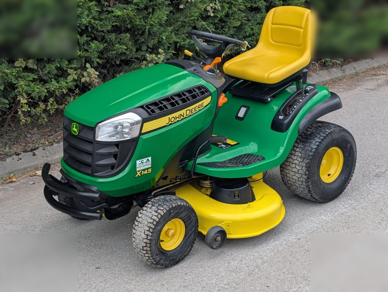 2011 JOHN DEERE X145 - Garden mower: picture 2 2011 JOHN DEERE X145 - Garden mower: picture 2
