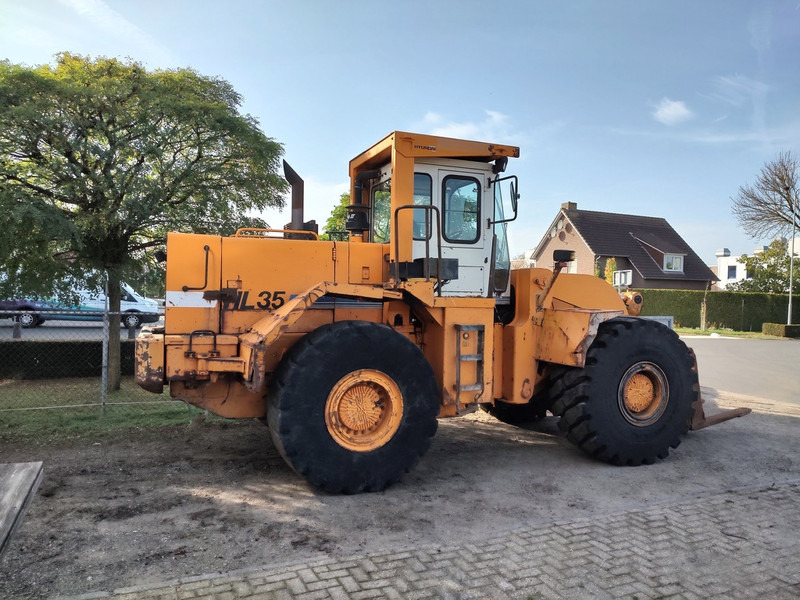 Hyundai HL35 - Wheel loader: picture 4 Hyundai HL35 - Wheel loader: picture 4