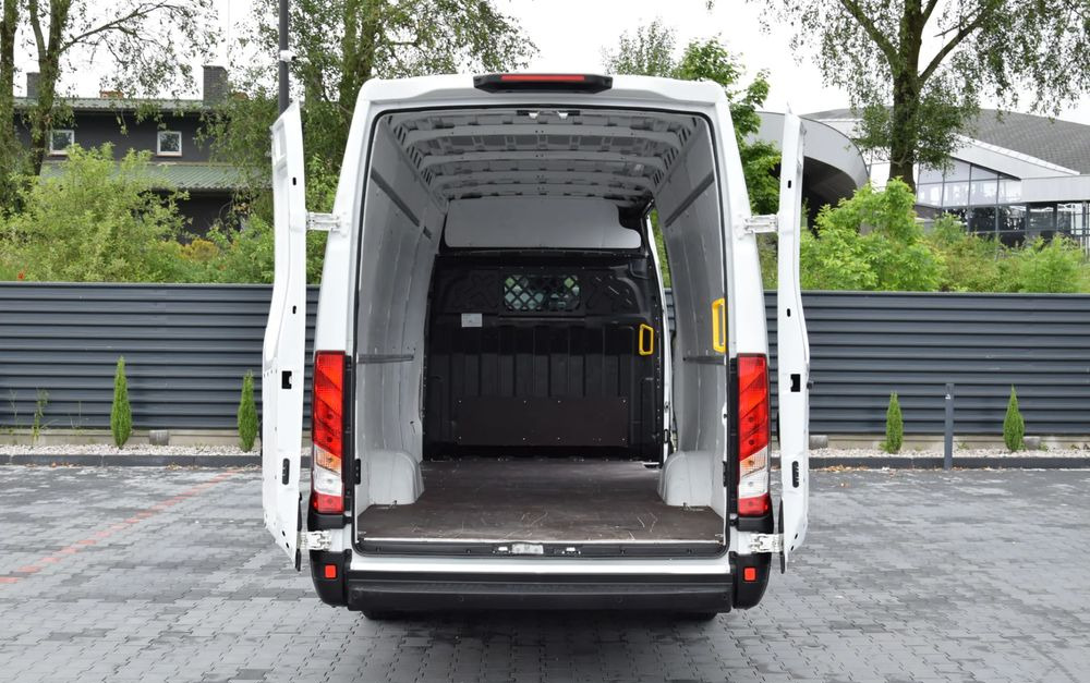 Panel van Iveco DAILY MAXI 35S16 / 2.3 - 160 KM / AUTOMAT HI-MATIC / NOWY MODEL / 3 OSOBY / DOSTAWCZE / BLASZAK / KLIMA / CZUJNIKI COFANIA / NISKI PRZEBIEG / 2022 / SERWISOWANY / Z NIEMIEC: picture 19 Panel van Iveco DAILY MAXI 35S16 / 2.3 - 160 KM / AUTOMAT HI-MATIC / NOWY MODEL / 3 OSOBY / DOSTAWCZE / BLASZAK / KLIMA / CZUJNIKI COFANIA / NISKI PRZEBIEG / 2022 / SERWISOWANY / Z NIEMIEC: picture 19