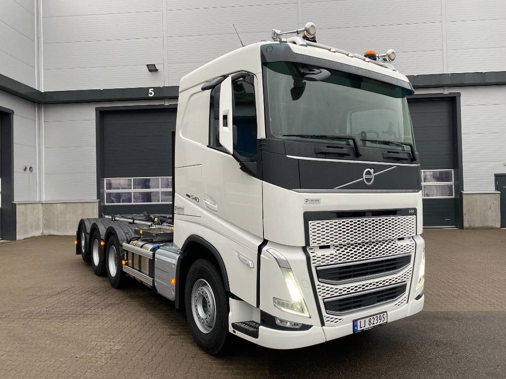 Volvo FH540 Tridem  - Hook lift truck: picture 2 Volvo FH540 Tridem  - Hook lift truck: picture 2