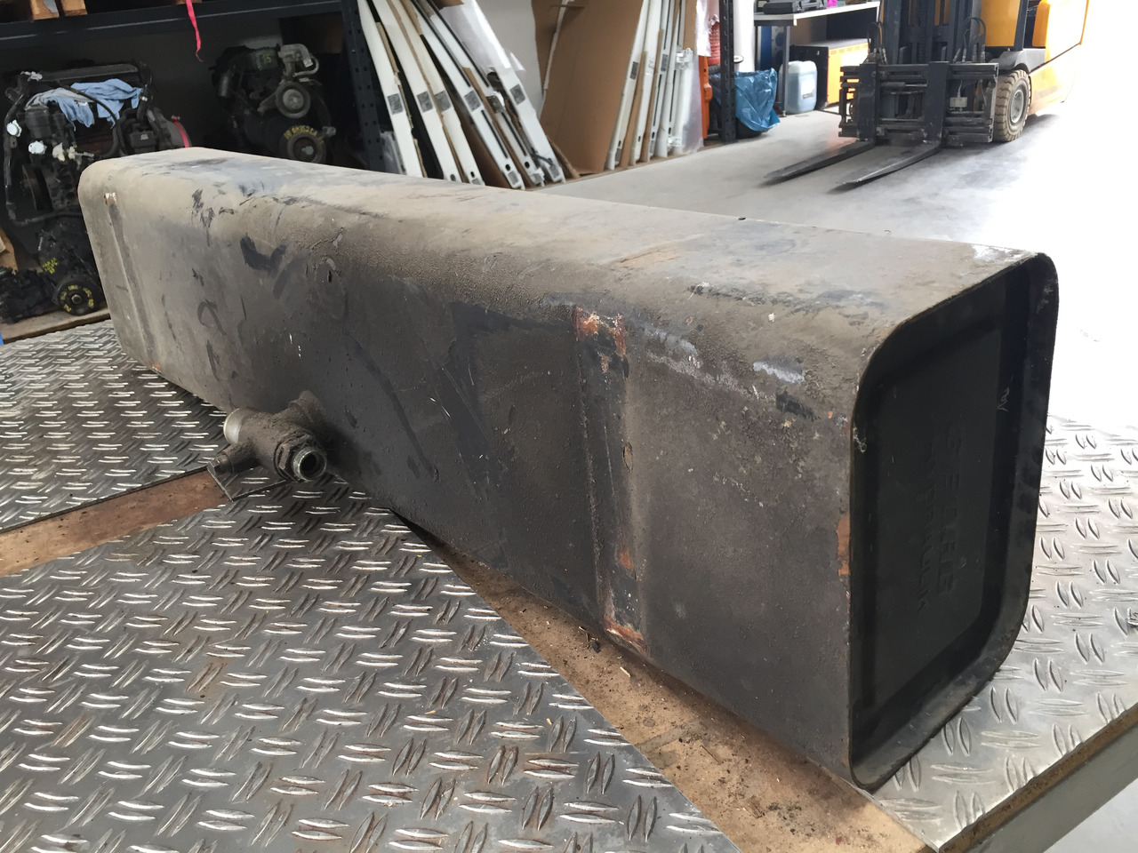 Gebrauchter Hydraulik - Tank Georg, Maße B x H x T - 118 x 28 x 20, Artikel - Nr. : 81.99999 - 9999 - Hydraulic tank for Truck: picture 4 Gebrauchter Hydraulik - Tank Georg, Maße B x H x T - 118 x 28 x 20, Artikel - Nr. : 81.99999 - 9999 - Hydraulic tank for Truck: picture 4