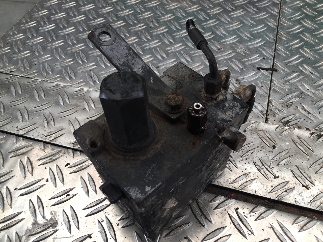 Gebrauchtes Elektr. - Hydr. Fahrerhaus Kippventil, MAN TGX 26.480, Artikel - Nr. : 81.9999 - 9999 - Hydraulic valve for Truck: picture 4 Gebrauchtes Elektr. - Hydr. Fahrerhaus Kippventil, MAN TGX 26.480, Artikel - Nr. : 81.9999 - 9999 - Hydraulic valve for Truck: picture 4