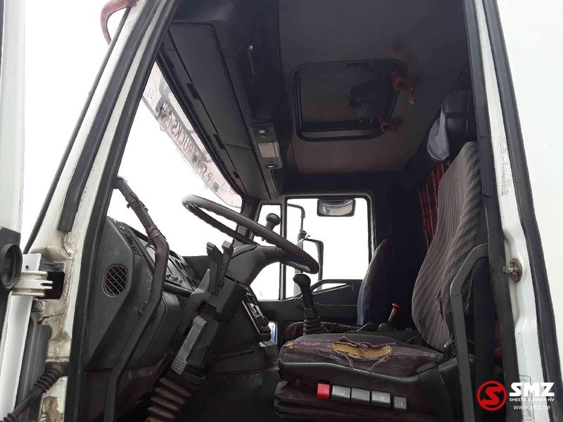 Interior photo 1: Cab chassis truck Iveco Eurotrakker 260.34 6x4 manual pump! Interior photo 1: Cab chassis truck Iveco Eurotrakker 260.34 6x4 manual pump!
