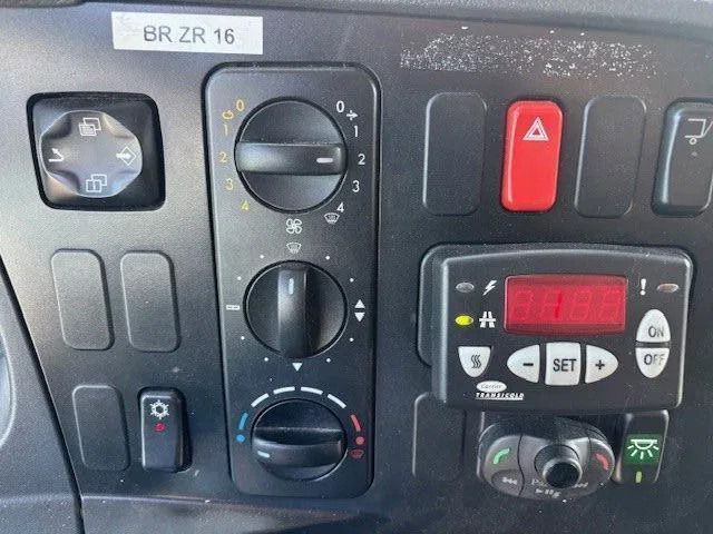 Refrigerator truck Mercedes-Benz Atego 816 L 4x2 ORIGINAL DUTCH COOLER TRUCK WITH CARRIER XARIOS 600D/E (MANUAL GEARBOX / AIRCONDITIONING / 2.000 KG. TAILLIFT): picture 11