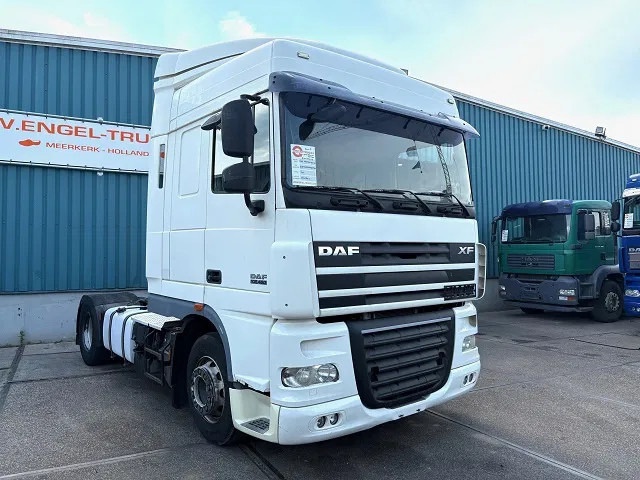DAF XF 105.460 SPACECAB (ZF-MANUAL GEARBOX / 2x DIESELTANK / MX-ENGINE BRAKE / AIRCONDITIONING / FRIDGE / ETC.) - Tractor unit: picture 1 DAF XF 105.460 SPACECAB (ZF-MANUAL GEARBOX / 2x DIESELTANK / MX-ENGINE BRAKE / AIRCONDITIONING / FRIDGE / ETC.) - Tractor unit: picture 1
