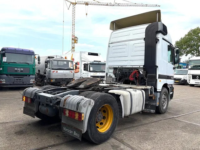 Mercedes-Benz Actros 1840 LS (MP1) (EPS WITH CLUTCH (3 PEDALS) / RETARDER / ROOF SPOILER / ETC.) - Tractor unit: picture 3 Mercedes-Benz Actros 1840 LS (MP1) (EPS WITH CLUTCH (3 PEDALS) / RETARDER / ROOF SPOILER / ETC.) - Tractor unit: picture 3