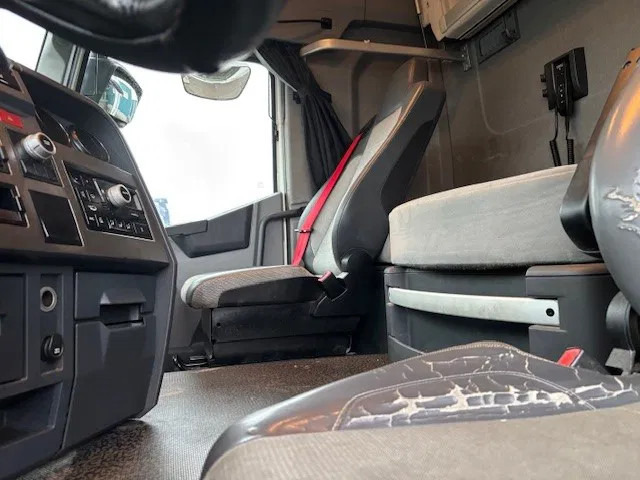 Tractor unit Renault T460 HIGH ROOF 4x2 (EURO 6 / AUTOMATIC GEARBOX / VBI-BRAKE / HYDRAULIC KIT / FRIDGE / AIRCONDITIONING): picture 9