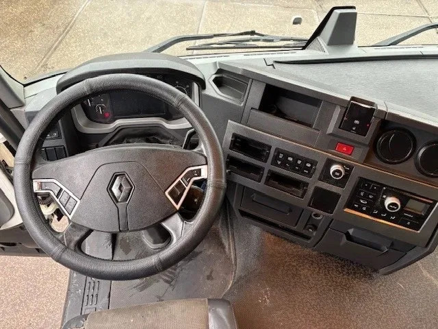 Interior photo 2: Tractor unit Renault T460 HIGH ROOF 4x2 (EURO 6 / AUTOMATIC GEARBOX / VBI-BRAKE / HYDRAULIC KIT / FRIDGE / AIRCONDITIONING)