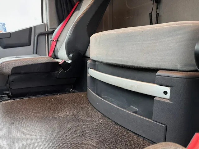 Tractor unit Renault T460 HIGH ROOF 4x2 (EURO 6 / AUTOMATIC GEARBOX / VBI-BRAKE / HYDRAULIC KIT / FRIDGE / AIRCONDITIONING): picture 10