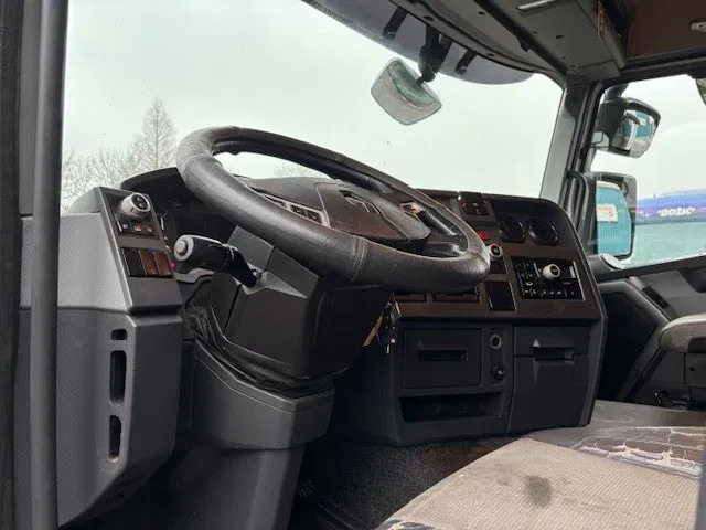 Tractor unit Renault T460 HIGH ROOF 4x2 (EURO 6 / AUTOMATIC GEARBOX / VBI-BRAKE / HYDRAULIC KIT / FRIDGE / AIRCONDITIONING): picture 8