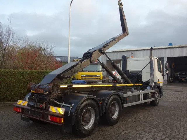 DAF 85.410 CF 6X4 STEEL SPRINGS MANUAL GEARBOX - Hook lift truck: picture 2 DAF 85.410 CF 6X4 STEEL SPRINGS MANUAL GEARBOX - Hook lift truck: picture 2