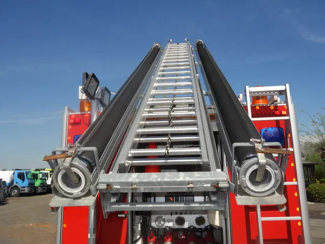 MAN LE 220C GODIVA POMP 2000 LITER TANK,MANUAL GEARBOX - Fire truck: picture 4 MAN LE 220C GODIVA POMP 2000 LITER TANK,MANUAL GEARBOX - Fire truck: picture 4