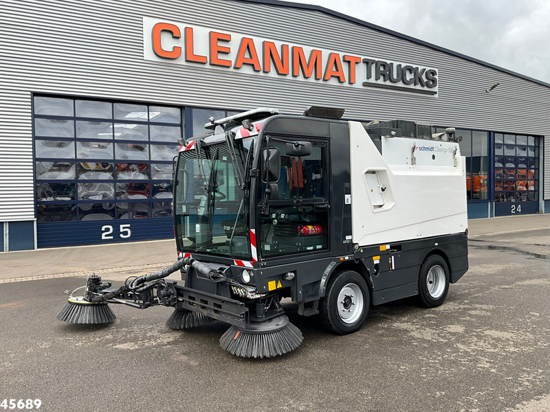 Schmidt Cleango Compact 500 Euro 6 with 3-rd brush Just 4.260 km! - Road sweeper: picture 2 Schmidt Cleango Compact 500 Euro 6 with 3-rd brush Just 4.260 km! - Road sweeper: picture 2