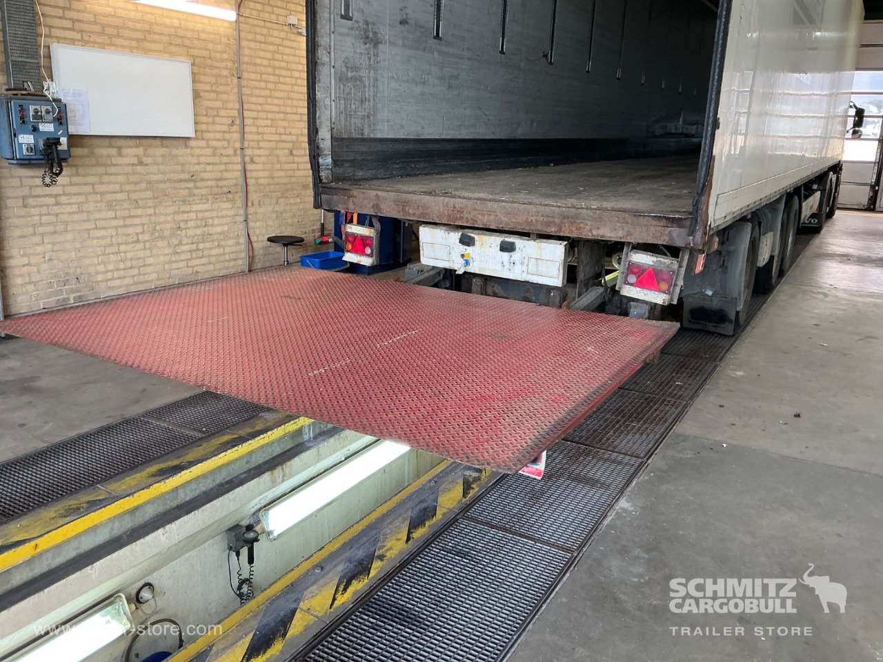 KRONE Dryfreight Standard Taillift - Closed box semi-trailer: picture 3 KRONE Dryfreight Standard Taillift - Closed box semi-trailer: picture 3