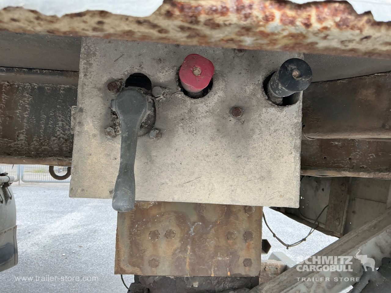 KRONE Dryfreight Standard Taillift - Closed box semi-trailer: picture 4 KRONE Dryfreight Standard Taillift - Closed box semi-trailer: picture 4