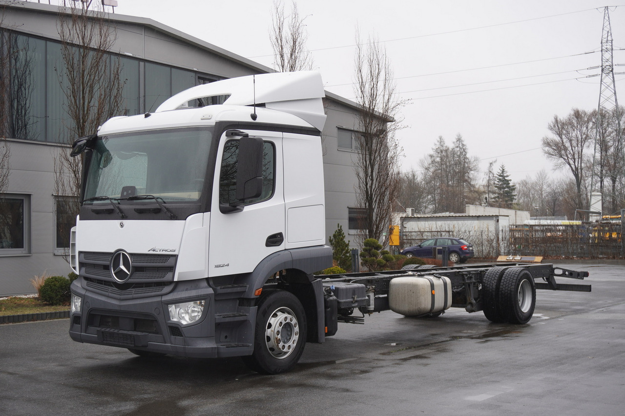 MERCEDES-BENZ Actros 1824 / 9.1 m chassis / sleeping cabin - Cab chassis truck: picture 1 MERCEDES-BENZ Actros 1824 / 9.1 m chassis / sleeping cabin - Cab chassis truck: picture 1