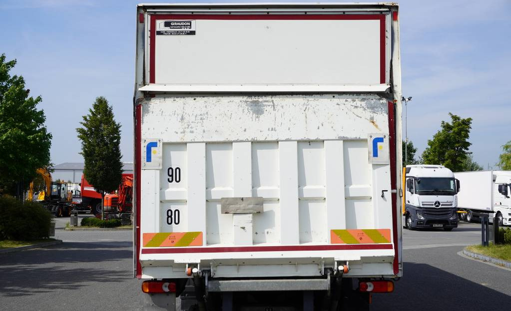 RENAULT Renault D12 E6 / Container 18 pallets / Lift - Box truck: picture 4 RENAULT Renault D12 E6 / Container 18 pallets / Lift - Box truck: picture 4