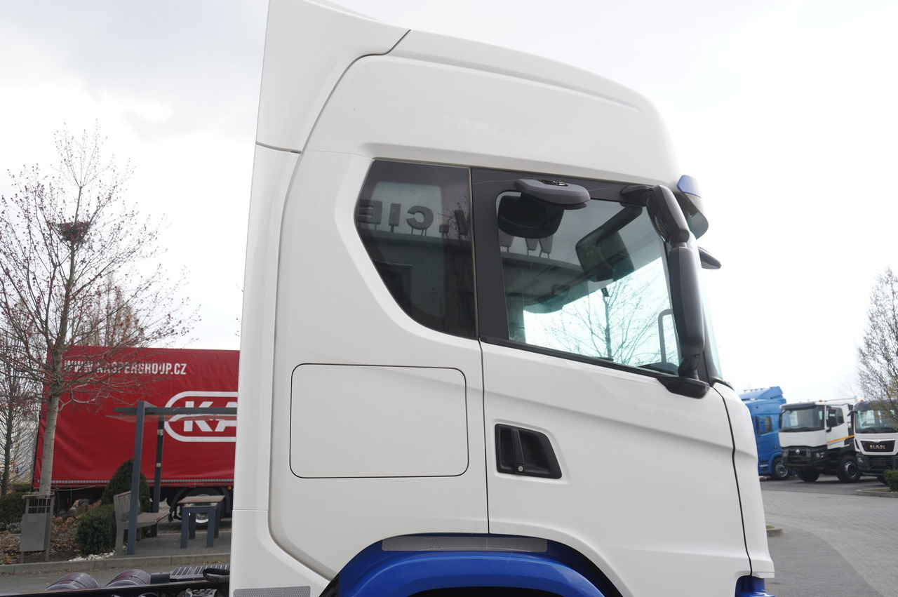 Crane truck SCANIA G500 8x2 / 2nd axis steered / Chassis 8.35 m / 2021: picture 14