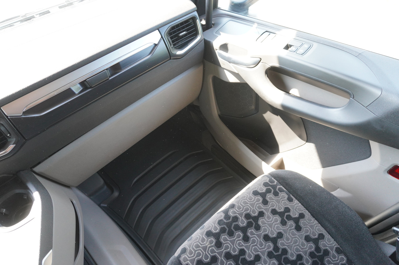 Refrigerator truck for transportation of meat SCANIA R500 Hook-Up Refrigerated Truck KIESLING 20 EPAL / Carrier Supra 1250 Silent: picture 23 Refrigerator truck for transportation of meat SCANIA R500 Hook-Up Refrigerated Truck KIESLING 20 EPAL / Carrier Supra 1250 Silent: picture 23