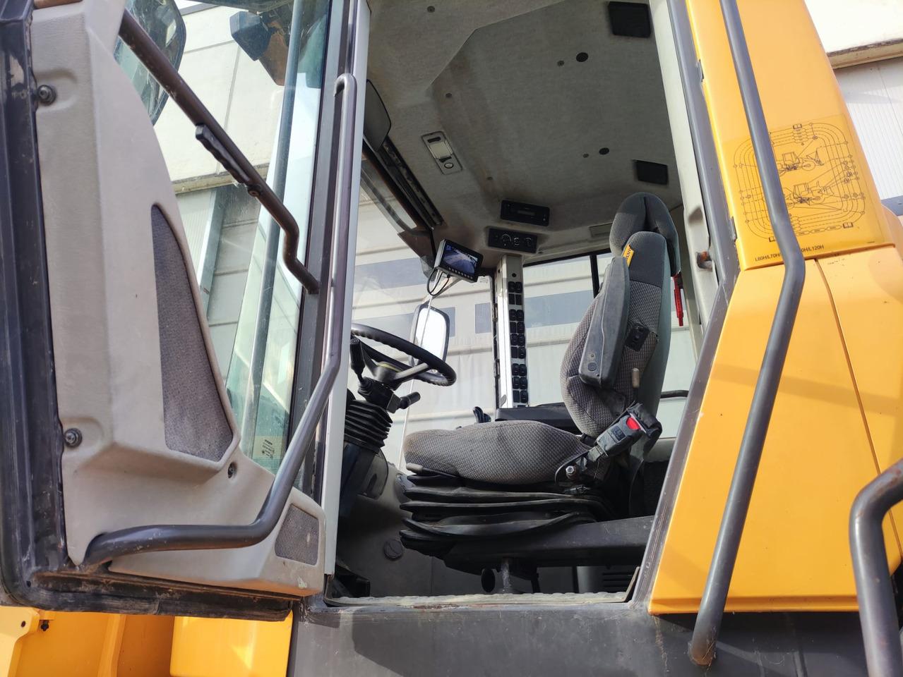 VOLVO L110H - Wheel loader: picture 5 VOLVO L110H - Wheel loader: picture 5