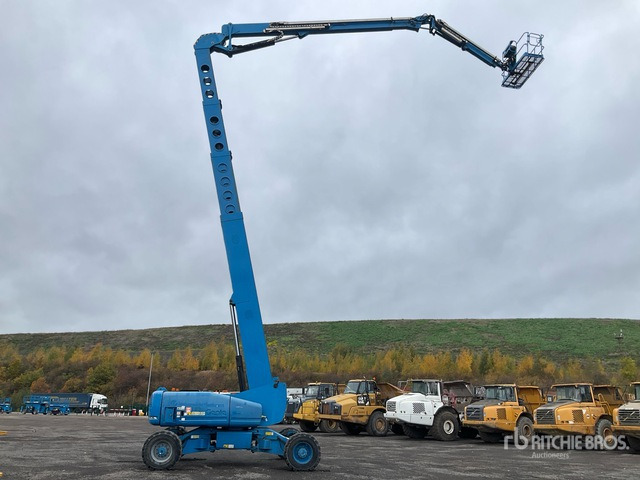2010 Genie Z135/70 4WD Diesel Articulating Boom Lift - Articulated boom: picture 2 2010 Genie Z135/70 4WD Diesel Articulating Boom Lift - Articulated boom: picture 2