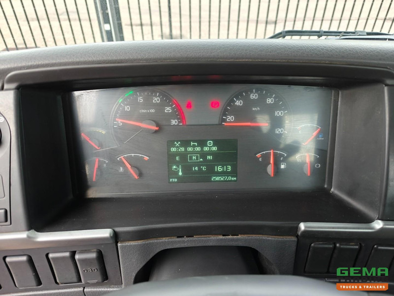 Dropside/ Flatbed truck, Crane truck Volvo FMX 410 8x4/4 Dagcab Euro5 - Open Laadbak 6.8m + Hiab 244 E-6 Hipro - 258.000km - Naafreductie - 05/2026 APK: picture 15 Dropside/ Flatbed truck, Crane truck Volvo FMX 410 8x4/4 Dagcab Euro5 - Open Laadbak 6.8m + Hiab 244 E-6 Hipro - 258.000km - Naafreductie - 05/2026 APK: picture 15