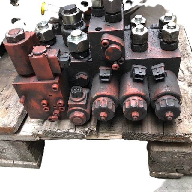 Hydraulic control valve, 4way - Hydraulic valve for Material handling equipment: picture 3 Hydraulic control valve, 4way - Hydraulic valve for Material handling equipment: picture 3