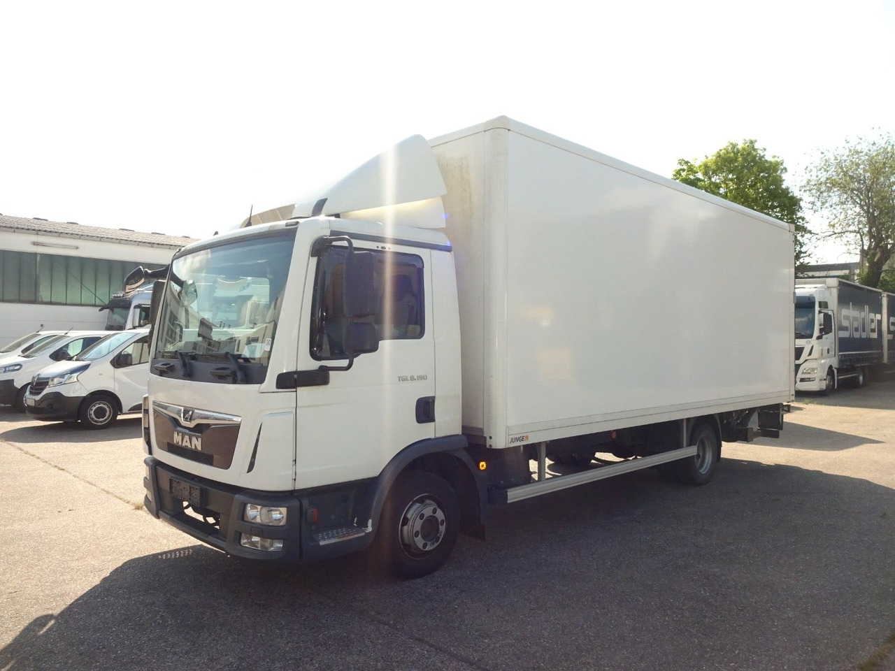 MAN MAN TGL 8.190, Koffer, LBW, Kamera, Luft, AHK - Box truck: picture 3 MAN MAN TGL 8.190, Koffer, LBW, Kamera, Luft, AHK - Box truck: picture 3
