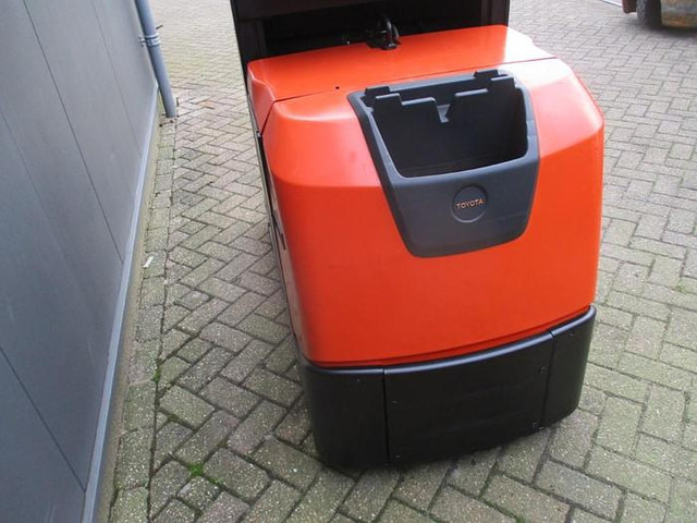 Toyota OSE 100W - Order picker: picture 4 Toyota OSE 100W - Order picker: picture 4