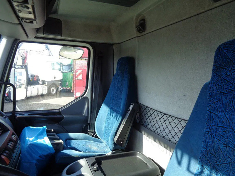 Curtainsider truck DAF LF55.180 + MANUAL + LIFT: picture 7 Curtainsider truck DAF LF55.180 + MANUAL + LIFT: picture 7