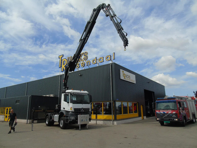 Mercedes-Benz Arocs 2051 + 4X4 + HIAB 302 E6 / JIB 70 X 4 + 10 EXTENTSIONS (512hours) - Tractor unit: picture 2 Mercedes-Benz Arocs 2051 + 4X4 + HIAB 302 E6 / JIB 70 X 4 + 10 EXTENTSIONS (512hours) - Tractor unit: picture 2