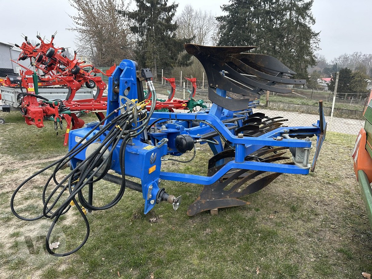 New Holland PHVH 4+1 - Plow: picture 1 New Holland PHVH 4+1 - Plow: picture 1