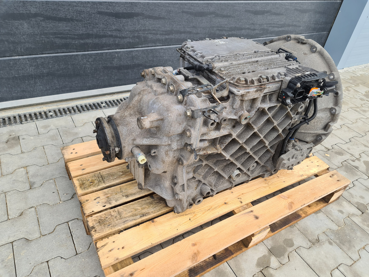 RENAULT VOLVO GEARBOX ISHIFT / AT2412F / WORLDWIDE DELIVERY - Gearbox: picture 2 RENAULT VOLVO GEARBOX ISHIFT / AT2412F / WORLDWIDE DELIVERY - Gearbox: picture 2