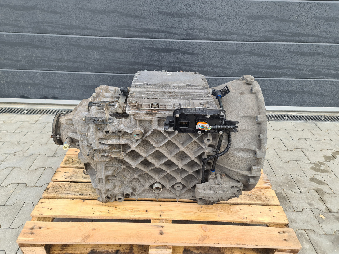 RENAULT VOLVO GEARBOX ISHIFT / AT2412F / WORLDWIDE DELIVERY - Gearbox: picture 1 RENAULT VOLVO GEARBOX ISHIFT / AT2412F / WORLDWIDE DELIVERY - Gearbox: picture 1