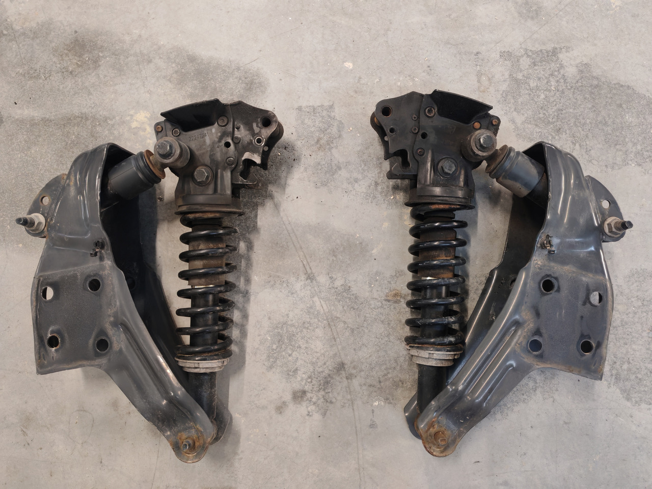 VOLVO FM5 / REAR CAB SUNSPENSION / 21171968 21172132 - Cab suspension: picture 2 VOLVO FM5 / REAR CAB SUNSPENSION / 21171968 21172132 - Cab suspension: picture 2