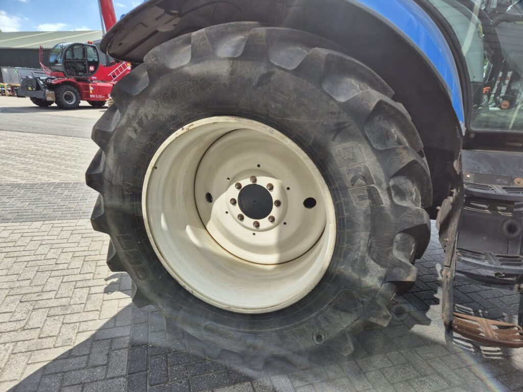 Farm tractor NEW HOLLAND T6080: picture 15