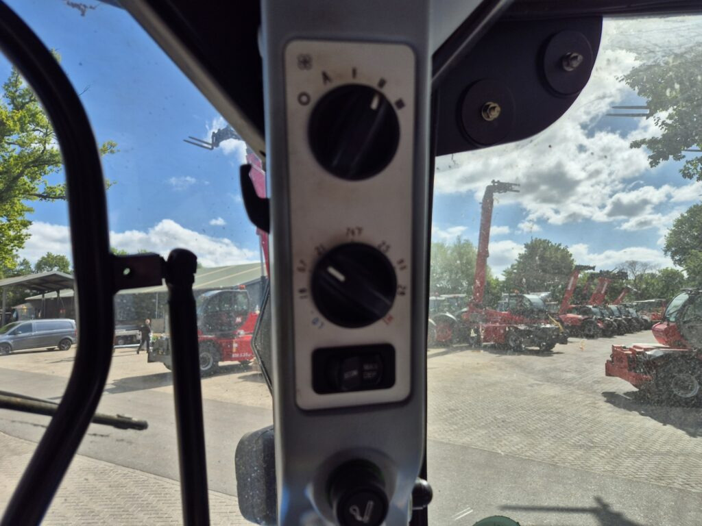 Farm tractor NEW HOLLAND T6080: picture 8