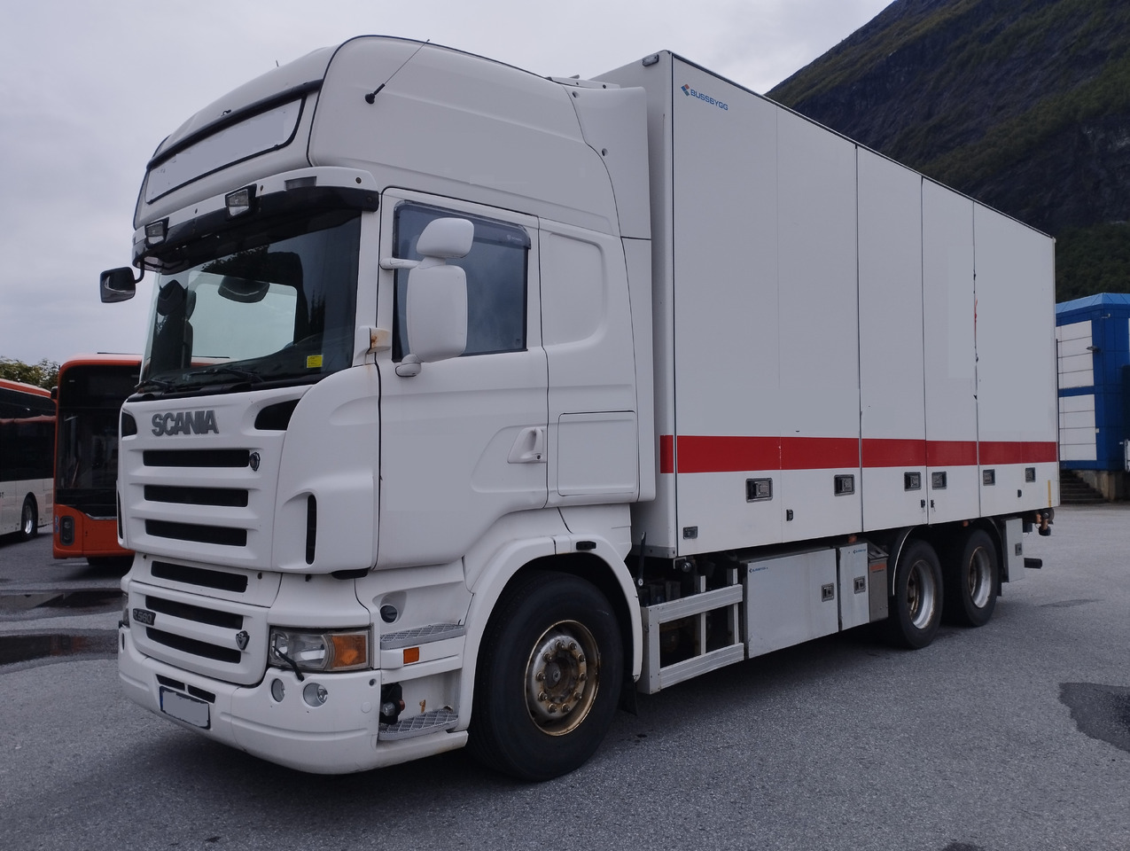 SCANIA R560 6x2,retarder,isolated box - Box truck: picture 1 SCANIA R560 6x2,retarder,isolated box - Box truck: picture 1