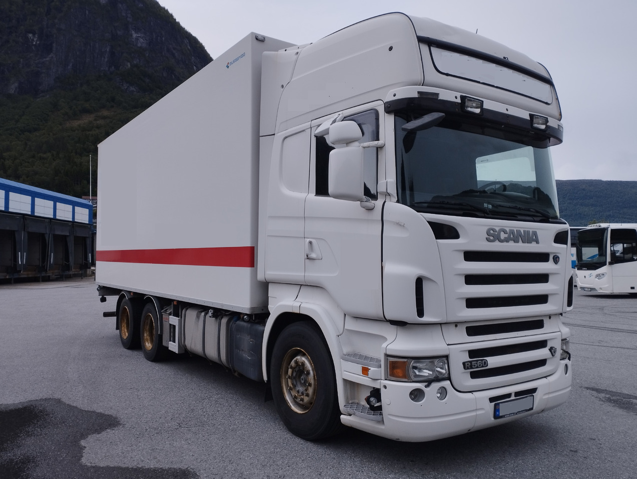SCANIA R560 6x2,retarder,isolated box - Box truck: picture 2 SCANIA R560 6x2,retarder,isolated box - Box truck: picture 2