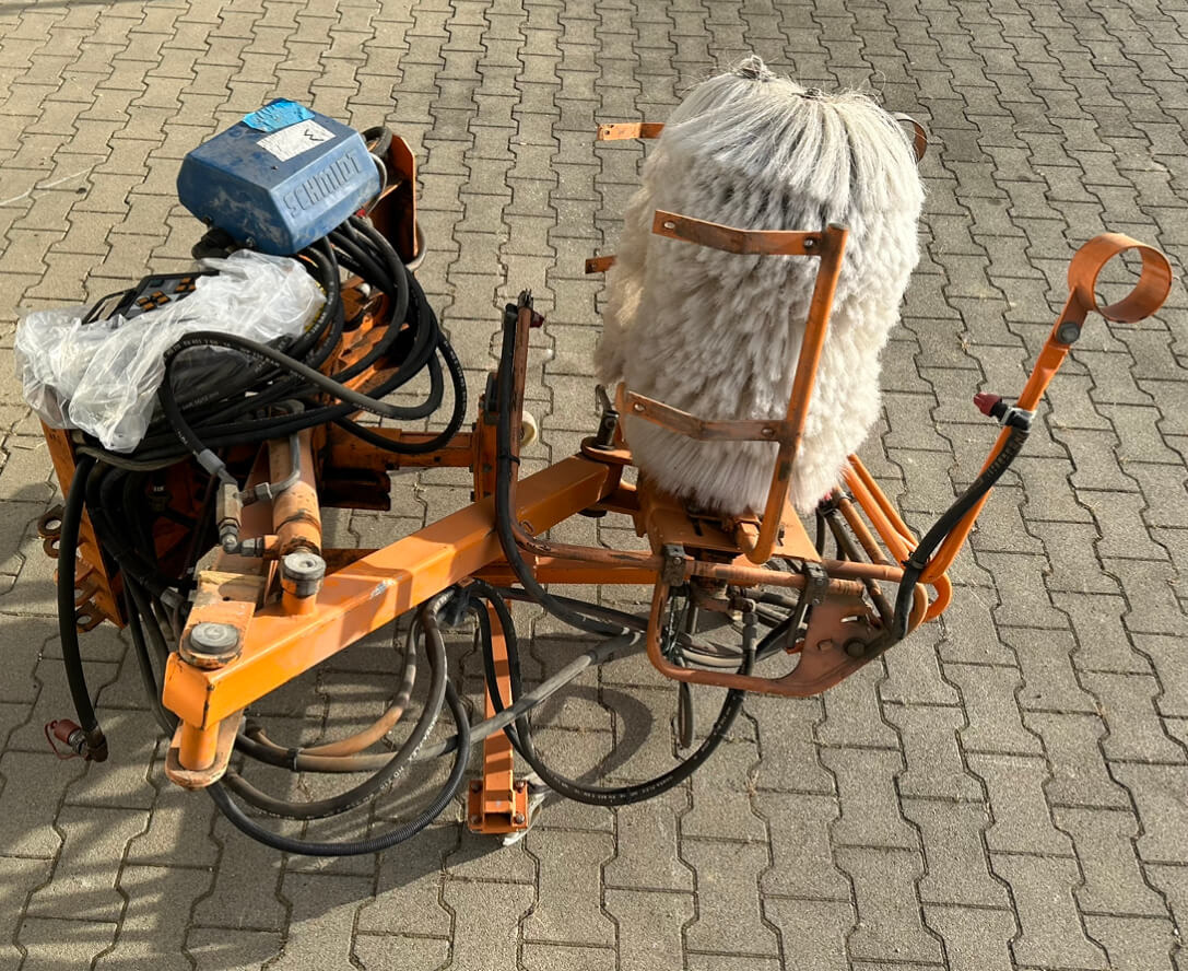 Unimog Leitpfostenwaschgerät Schmidt RPS-H - Broom: picture 3 Unimog Leitpfostenwaschgerät Schmidt RPS-H - Broom: picture 3