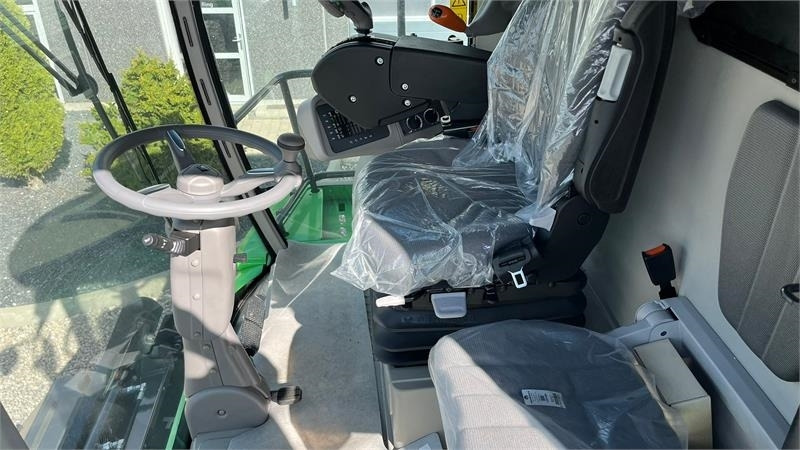 Deutz-fahr C7206 With 24feed - 7.2m header. New and unused Co - Combine harvester: picture 3 Deutz-fahr C7206 With 24feed - 7.2m header. New and unused Co - Combine harvester: picture 3