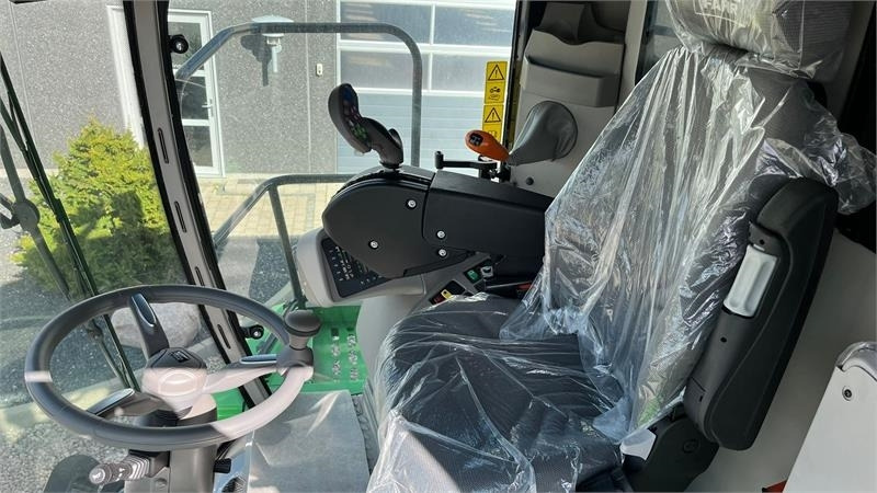 Deutz-fahr C7206 With 24feed - 7.2m header. New and unused Co - Combine harvester: picture 4 Deutz-fahr C7206 With 24feed - 7.2m header. New and unused Co - Combine harvester: picture 4