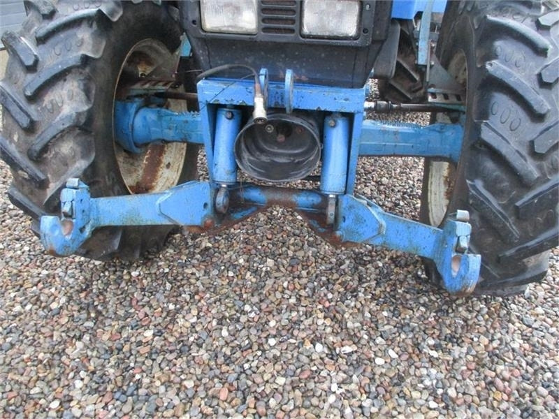 New Holland 8240 SLE Med frontlift og frontPTO - Farm tractor: picture 4 New Holland 8240 SLE Med frontlift og frontPTO - Farm tractor: picture 4