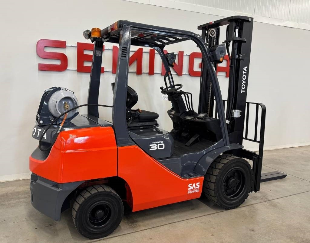 Toyota 10851 - 8FGF30 - LPG forklift: picture 3 Toyota 10851 - 8FGF30 - LPG forklift: picture 3