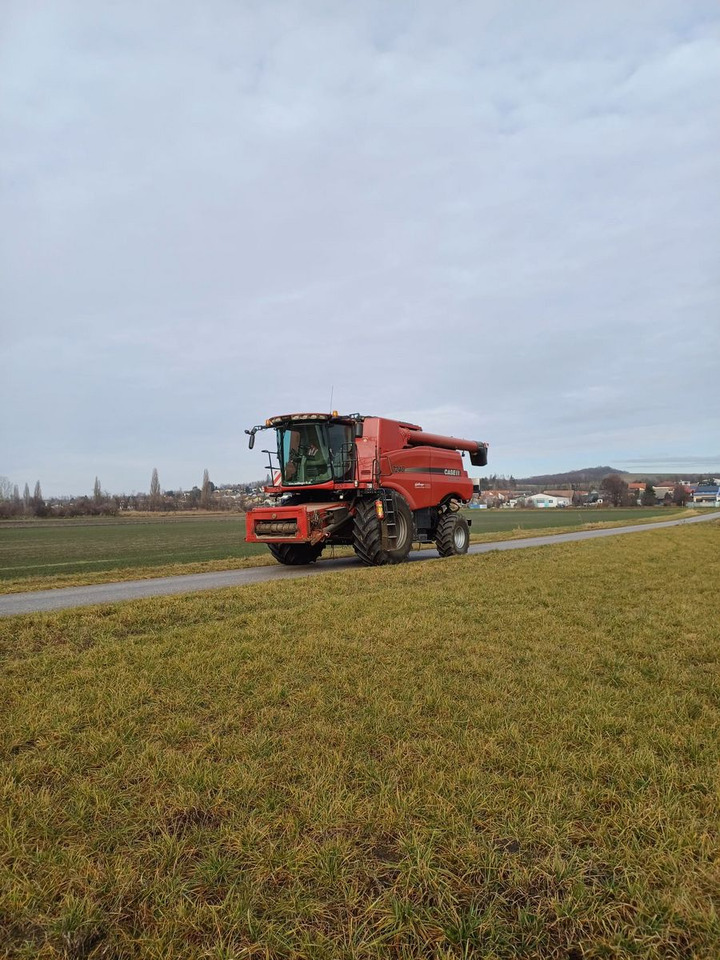 Case IH Axial-Flow 7240 - Combine harvester: picture 1 Case IH Axial-Flow 7240 - Combine harvester: picture 1