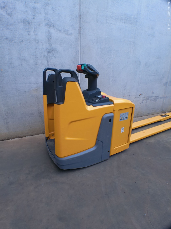 Jungheinrich ERE 225 2400x540mm - Pallet truck: picture 3 Jungheinrich ERE 225 2400x540mm - Pallet truck: picture 3