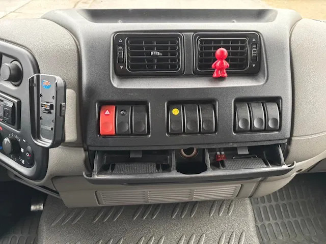 Curtainsider truck DAF LF 45 210 curtainslider open top roof steel transport MOT 04-2026: picture 19 Curtainsider truck DAF LF 45 210 curtainslider open top roof steel transport MOT 04-2026: picture 19