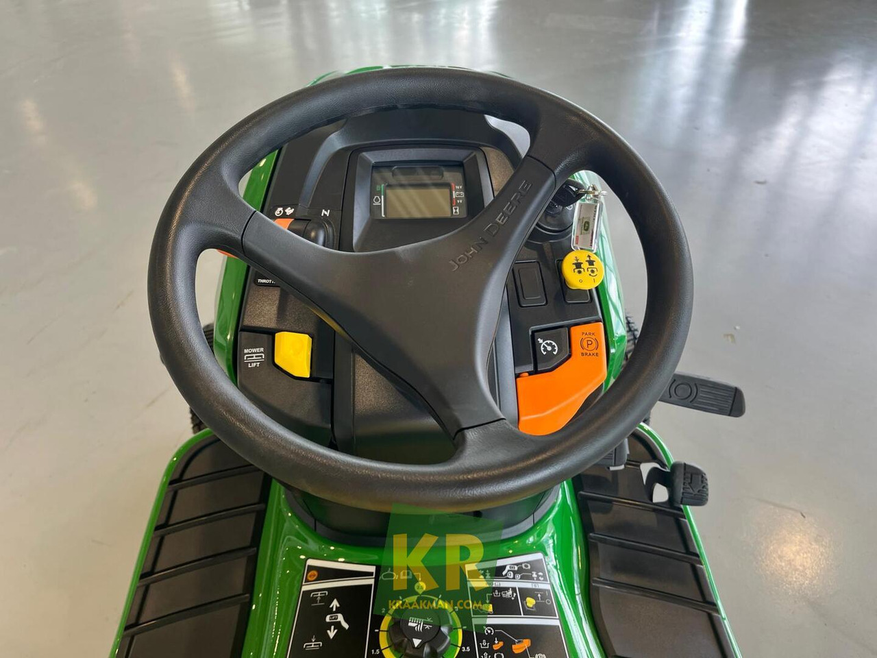 John Deere X380 - Garden mower: picture 1 John Deere X380 - Garden mower: picture 1