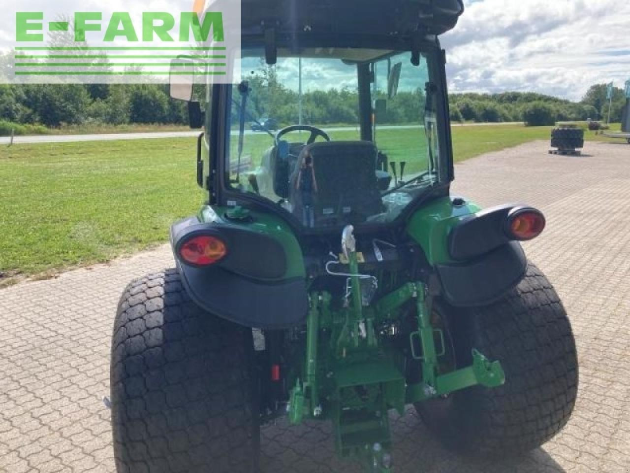 John Deere 4052r - Farm tractor: picture 5 John Deere 4052r - Farm tractor: picture 5